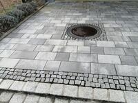 Um den Kanalablauf und als Einfassung wurde Granitkleinstein verwendet